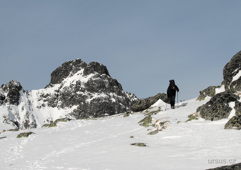 tatry 336.jpg - Je tu den čtvrtý, tedy poslední. Počasí je dnes oproti předešlým dnům obrácené - ráno hezky a bezvětří, odpoledne mlha, sněžení a poměrně silný vítr. Ve tři hodiny musíme být zpátky na chatě, abysme stihli večerní vlak z Popradu. Proto vycházíme hned po snídani a svižným tempem jdeme vstříc Svišťovému štítu.